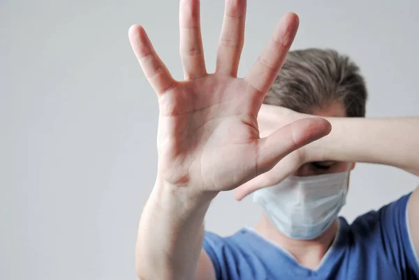 Een Man Met Een Medisch Masker Houdt Zijn Hoofd Vast — Stockfoto