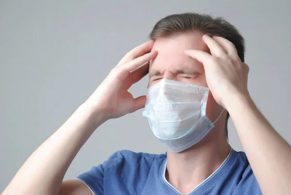 Homem Com Máscara Médica Segura Cabeça Dor Cabeça Doença — Fotografia de Stock