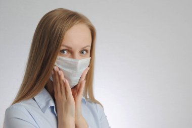 Tıbbi maskeli kadın. Sarışın kızın portresi. endişe, heyecan ve virüs korkusu