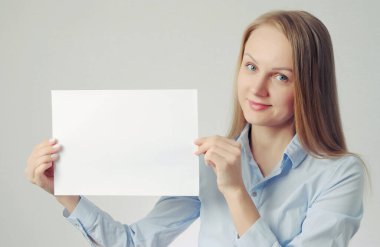 Kağıt çarşaflı sarışın kız. Fotokopi alanı kavramına sahip poster veya afiş