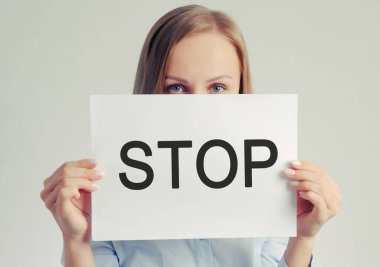 STOP yazıtlı genç kadın