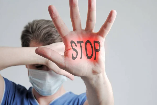 Een Man Met Een Medisch Masker Houdt Zijn Hoofd Vast — Stockfoto