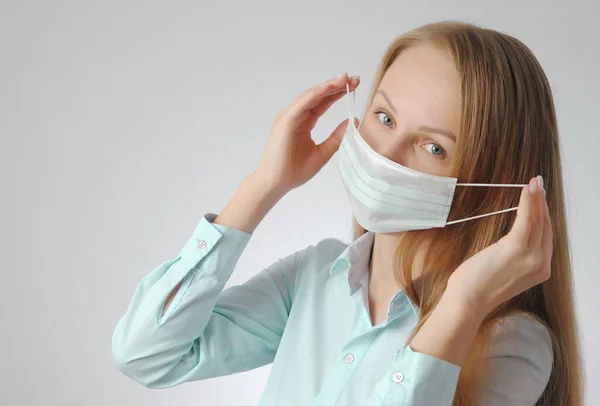 Chica Con Máscara Médica Retrato Mujer Joven Virus Concepto Protección — Foto de Stock