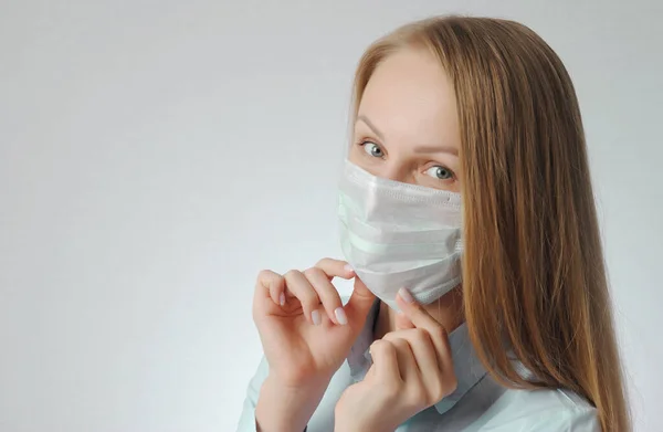 Kobieta Masce Medycznej Portret Blondynki Koncepcja Plakatu Ochrony Zdrowia Wirusów — Zdjęcie stockowe