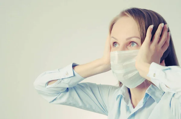 Jong Blond Meisje Met Hoofdpijn Medisch Masker Houdt Haar Hoofd — Stockfoto