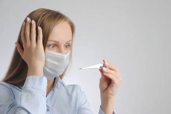 Jonge Vrouw Met Een Thermometer Een Medisch Masker Hoge Koorts — Stockfoto