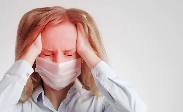 Meisje Met Hoofdpijn Vrouw Met Medisch Masker Houdt Haar Hoofd — Stockfoto