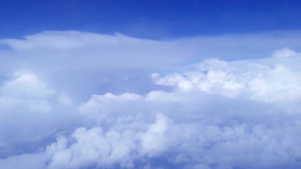 Wolken fliegen am Himmel. Zeitraffer. Blick aus dem Flugzeug — Stockvideo