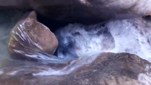 Видео падения и скручивания воды при падении. В каньоне — стоковое видео