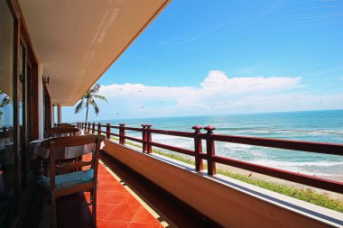 Balkondan deniz manzarası. Deniz manzaralı mavi gökyüzü bulutlu. Tam bayram Keyfi