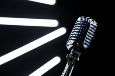 Müzik Stüdyosu 'nda siyah duvarları ve arka planda ışıkları olan mikrofonu kapat.