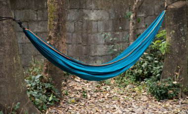 Himalayalar Restoranının arka bahçesindeki mavi hamak