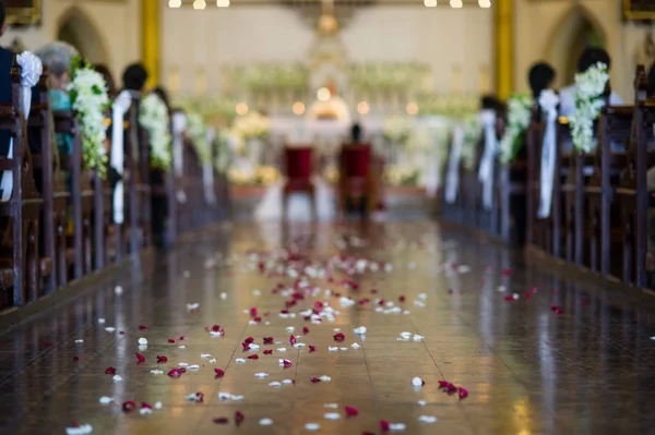 De ceremonie van het huwelijk in de kerk - onscherp — Stockfoto