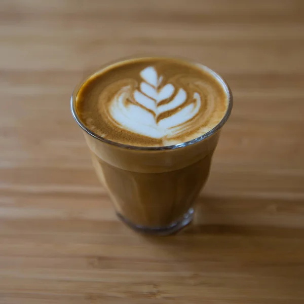 Café con leche caliente que sirve en la mesa de madera — Foto de Stock