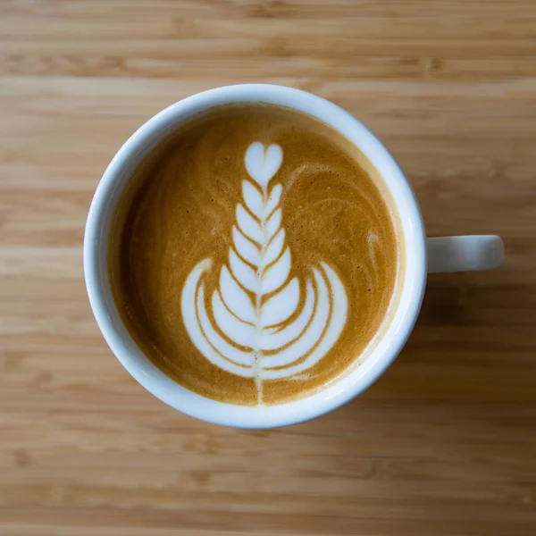 Café con leche caliente que sirve en la mesa de madera — Foto de Stock