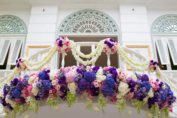 Dekorierter Balkon mit farbenfrohen schönen Blumen, tropisches Klima — Stockfoto
