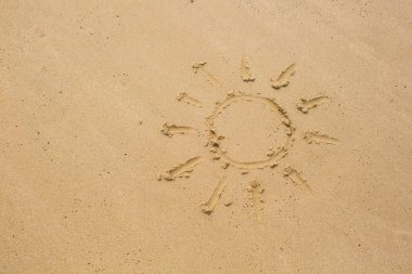 Bir kum üzerinde çizim güneş görüntüsü