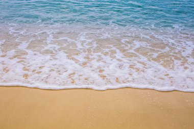 Brown ile bir plaj dalga arka plan kum