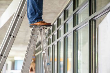 adam sahanın bazı işler yapıyor merdiven