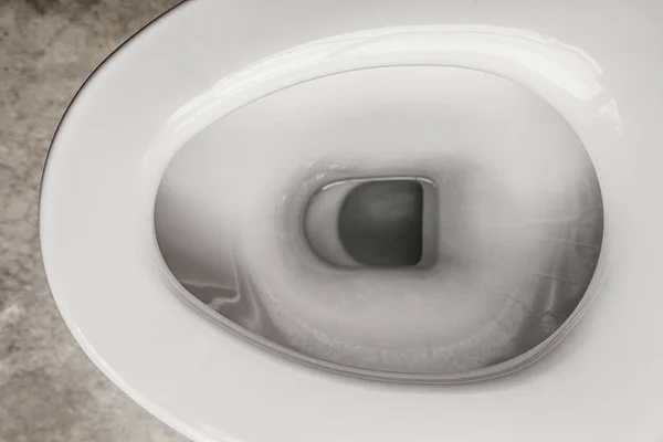 Μια λευκή τουαλέτα με καζανάκι — Φωτογραφία Αρχείου