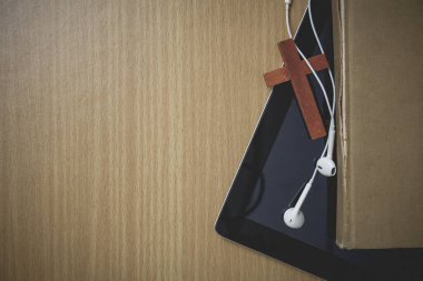 Klasik ses tonu. haç ve kulak kapsülü ile masayı düzenle