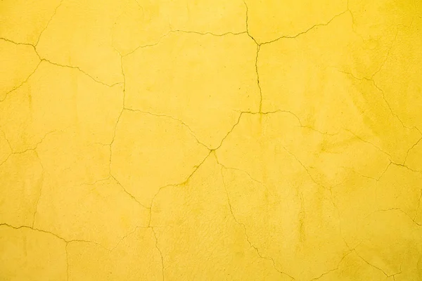 黄色い亀裂壁の背景のテクスチャ — ストック写真