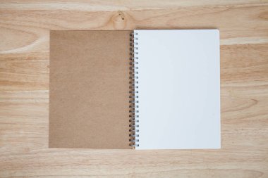 defter ahşap masada.