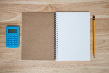 Kitap, kalem ve hesap makinesi.