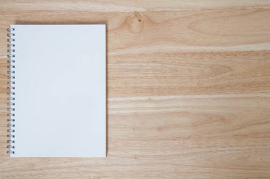 Tahta masanın üzerine not defteri.