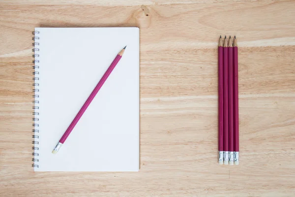 Bleistift Und Buch Auf Holzgrund — Stockfoto