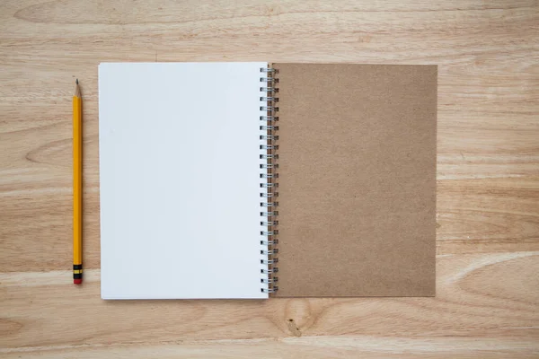 Geel Potlood Met Notitieboekje Houten Tafel — Stockfoto