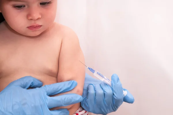 Doktorlar el ile çocuk bebek grip enjeksiyon telkih şırınga