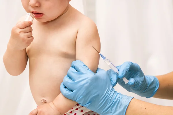 Doctor vaccinating baby — Stock Photo, Image