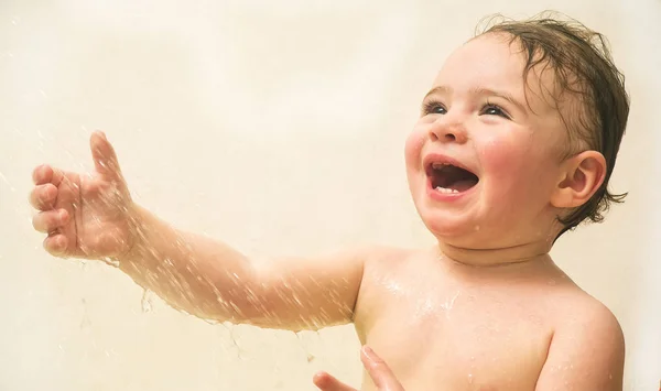 Bayi perempuan tertawa di kamar mandi — Stok Foto