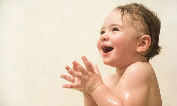 Baby laughing and playing in the bath — Stock Photo, Image