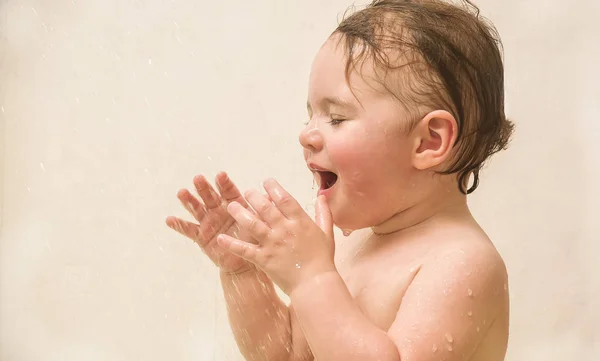 Ett år gammal baby flicka som leker i badet — Stockfoto