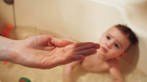 Lavado de bebés en el baño. Use jabón, champú para niños . — Vídeos de Stock