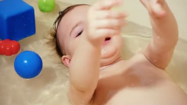 Sevimli küçük bebek kız banyoda yalan — Stok video