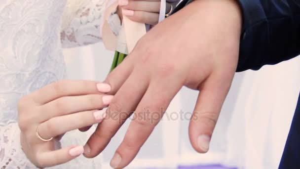 Novia usar anillo en los novios dedo — Vídeos de Stock