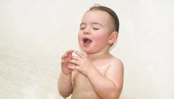 Baby girl having fun washing in bath. — Stock Photo, Image