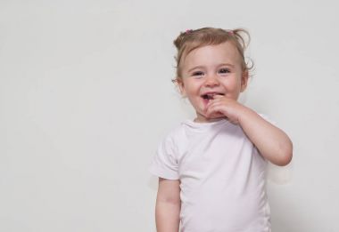 Mutlu bir şekilde gülümseyen güzel kız bebek