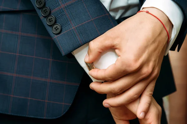 Mains de marié dans une robe de chemise blanche boutons de manchette — Photo