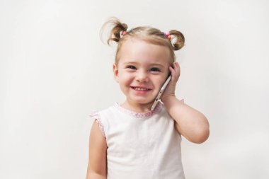 Portre pozitif küçük kızlardan bir cep telefonuyla konuşan