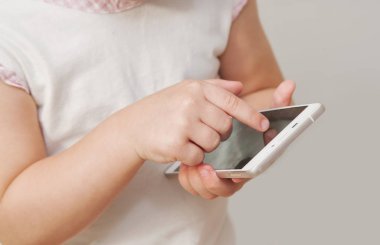 İşaretleme beyaz akıllı telefon beyaz arka plan üzerinde izole el bebek kız