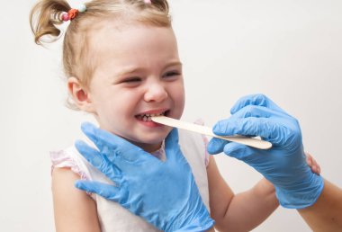 Doktor bebek beyaz zemin üzerine izole incelenmesi