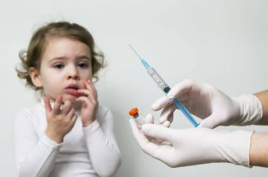 Şırınga şırınga tutarak Doktor, kız arka plan üzerinde korkuttu..