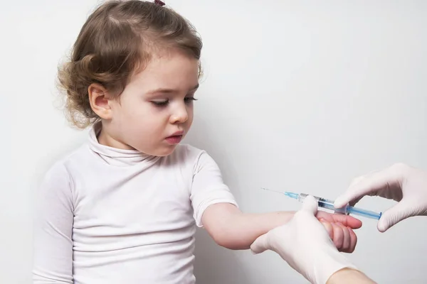 子供ベビー女の子インフルエンザ ショット注入予防接種を予防接種の注射器と医師の手 — ストック写真