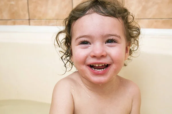 Šťastné legrační miminko směje a koupali ve vaně — Stock fotografie