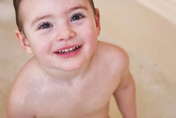 Šťastná dívka smích a koupali ve vaně — Stock fotografie