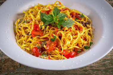 Domatesli makarna, siyah zeytin, kapari ve parmesan peyniri..